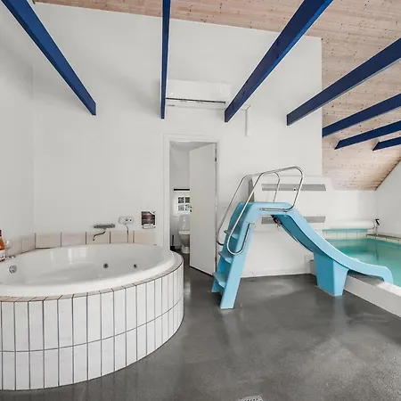 14 Person Pool House - 2001 Дом отдыха