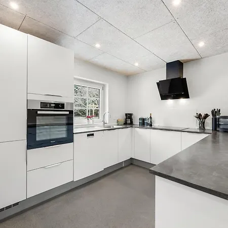 14 Person Pool House - 2001