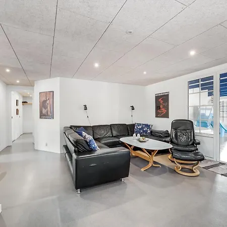 Дом отдыха 14 Person Pool House - 2001 *