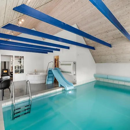 14 Person Pool House - 2001 Дом отдыха